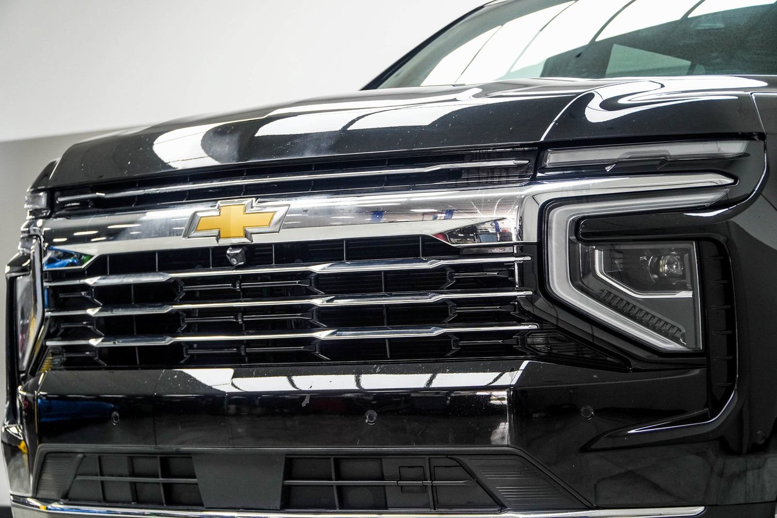Used 2025 Chevrolet Suburban LT AWD/4WD image 2