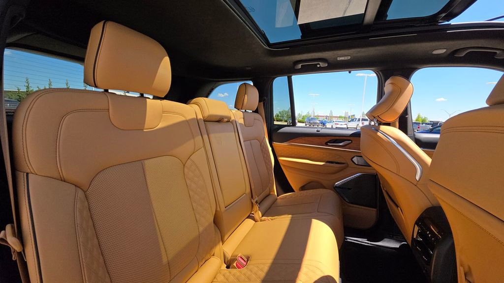 Used 2023 Jeep Grand Cherokee Summit AWD/4WD image 14