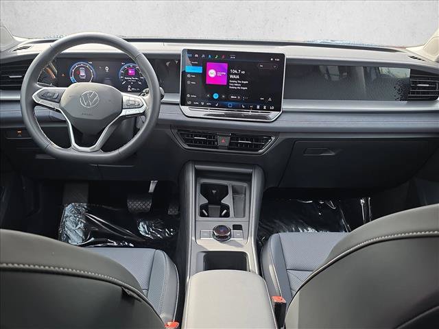 Used 2025 Volkswagen Tiguan SE AWD/4WD image 19