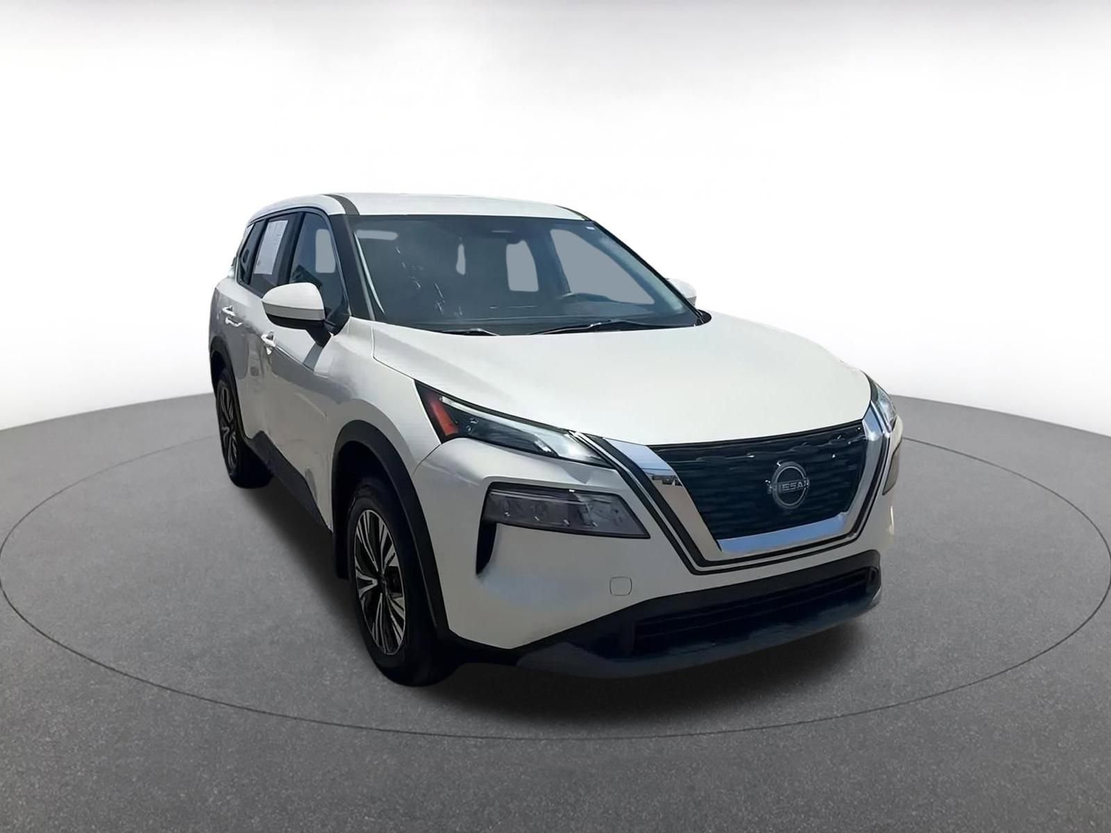 Used 2023 Nissan Rogue SV image 3