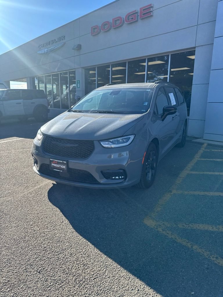 Used 2025 Chrysler Pacifica Limited FWD image 1