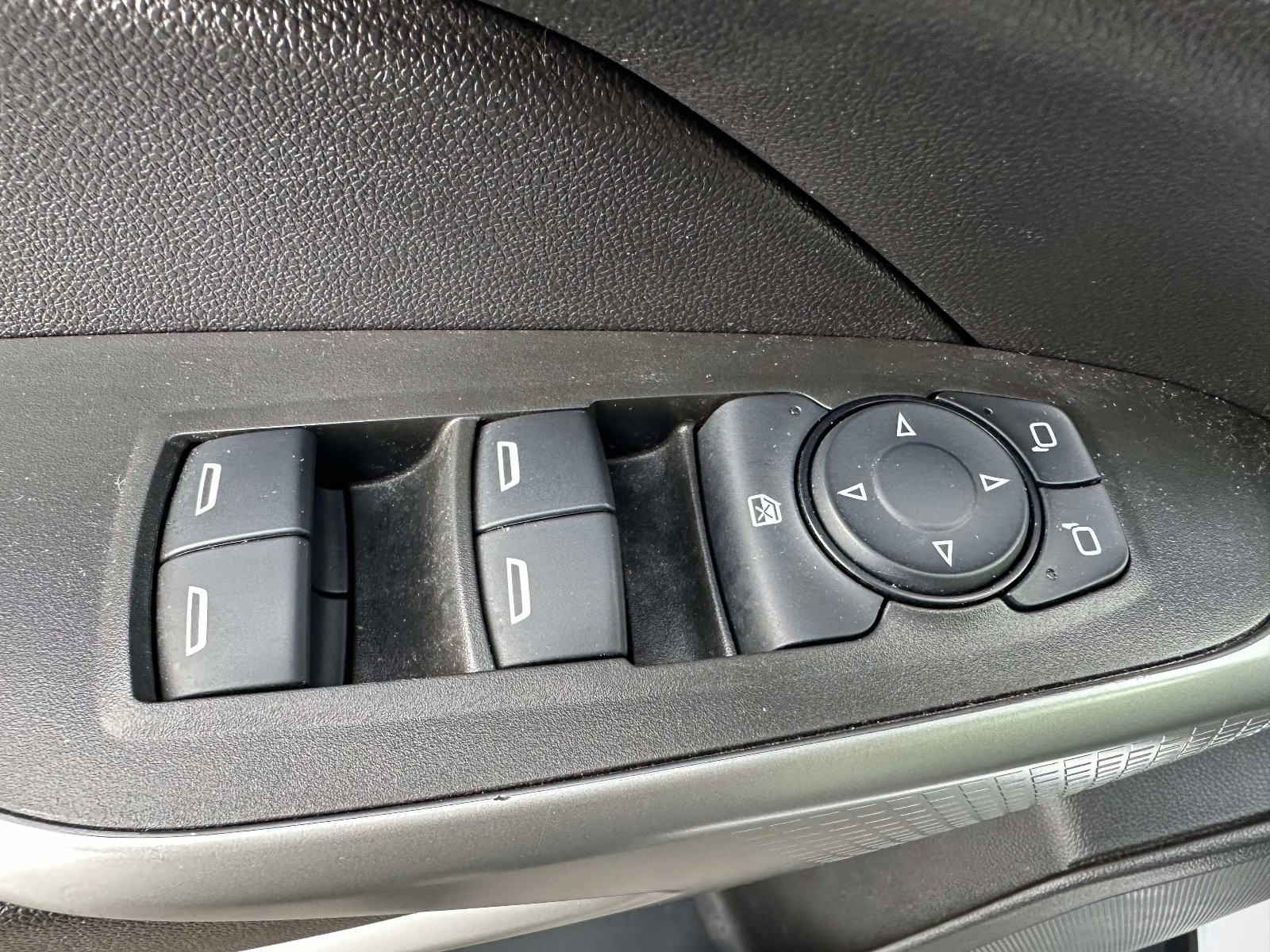 Used 2024 Chevrolet Trax LS w/ LS Convenience Package image 16