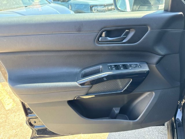 Used 2025 Nissan Pathfinder SV FWD image 22