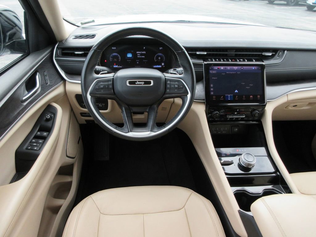 Used 2022 Jeep Grand Cherokee L Limited w/ Black Appearance Package AWD/4WD image 15