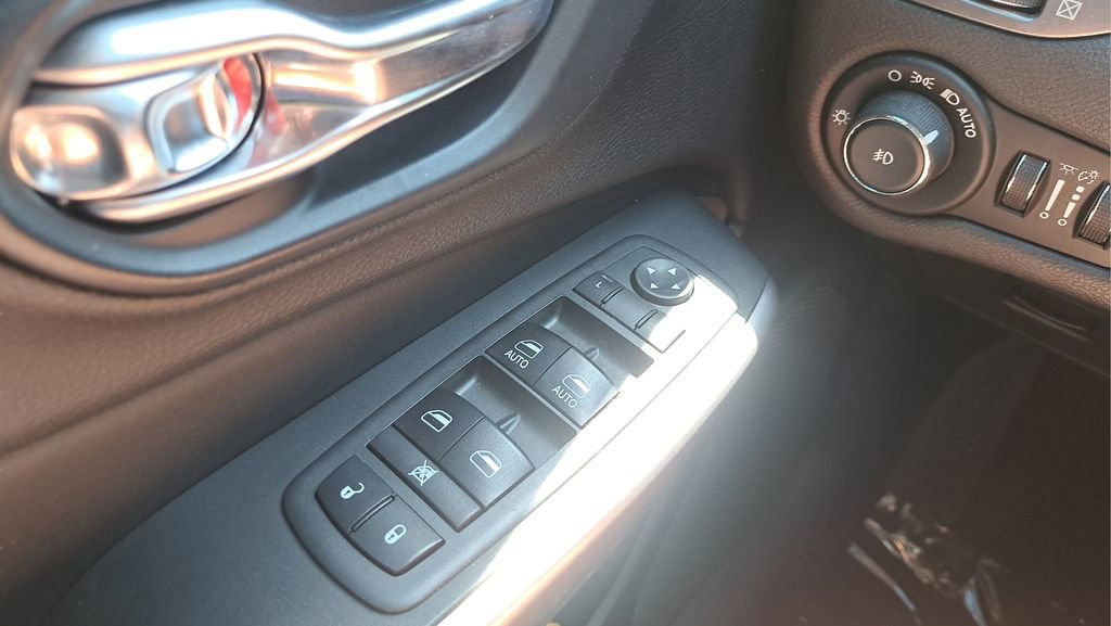 Used 2019 Jeep Cherokee Latitude Plus w/ Comfort/Convenience Group FWD image 24