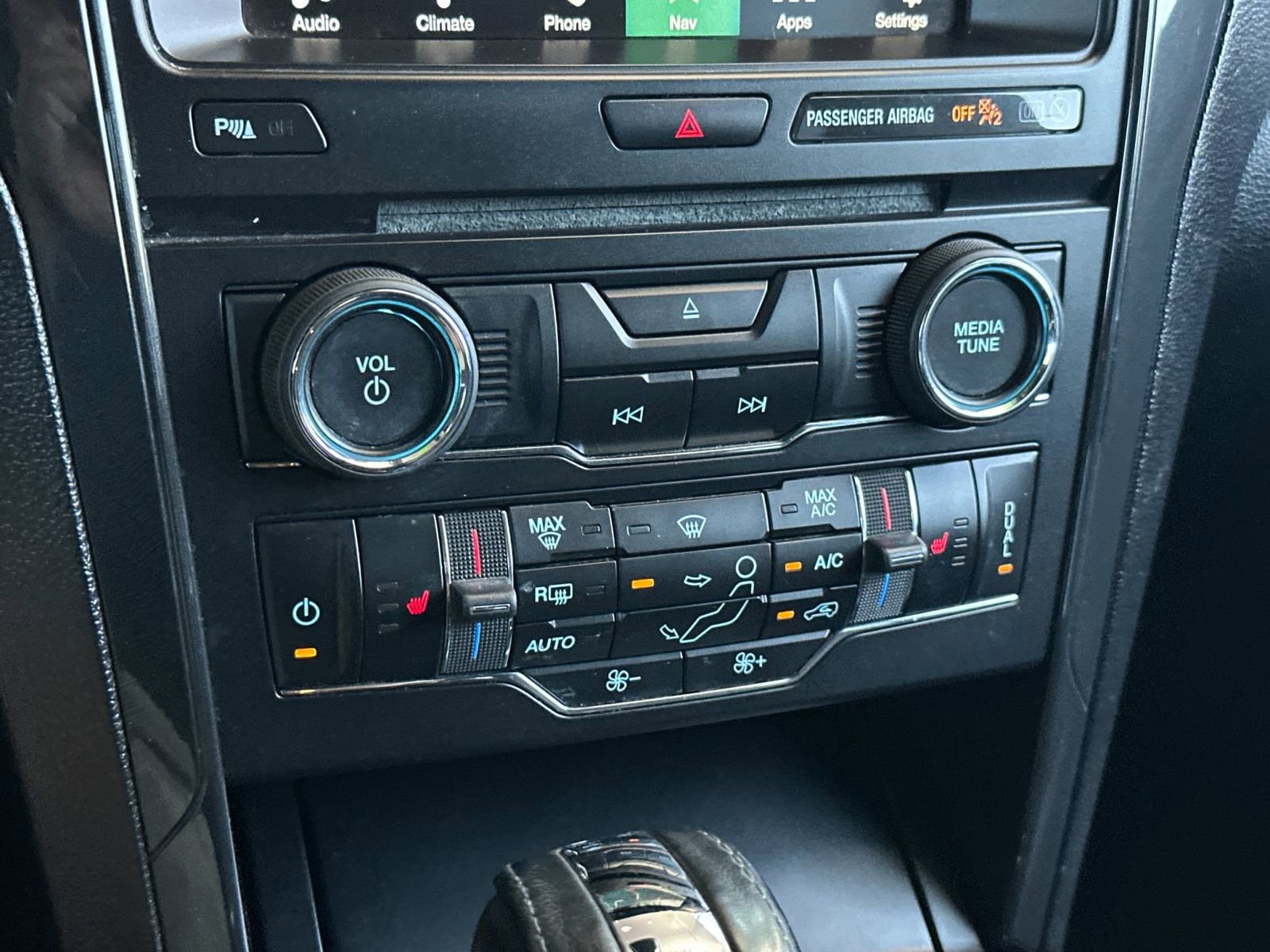 Used 2018 Ford Explorer XLT w/ Equipment Group 202A FWD image 23