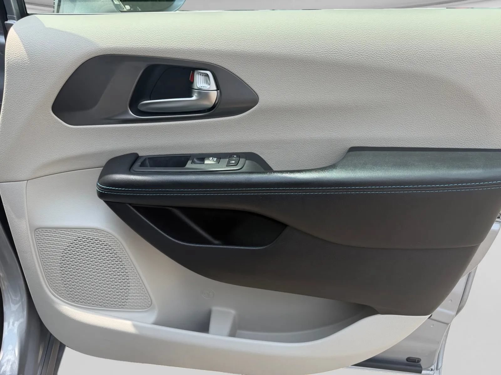 Used 2021 Chrysler Pacifica Touring-L FWD image 32