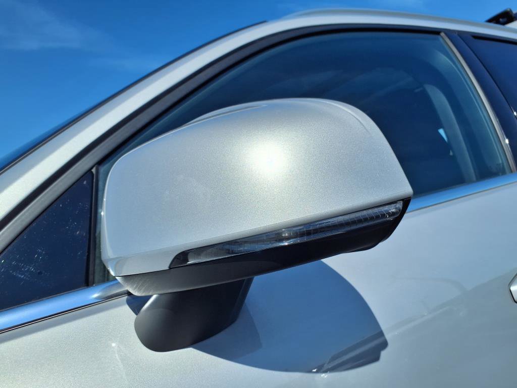 Used 2025 Volvo XC40 B5 Core image 3