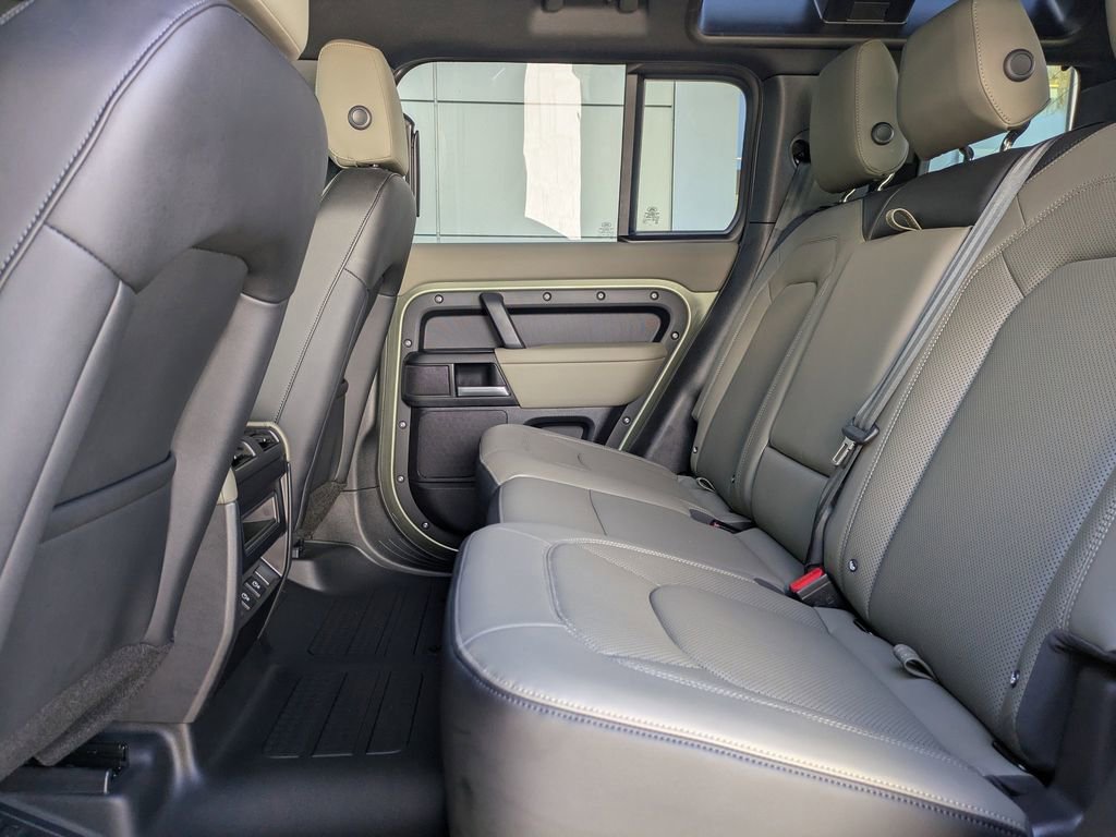 Used 2025 Land Rover Defender 110 S image 15