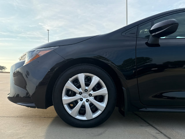 Used 2025 Toyota Corolla LE FWD image 5