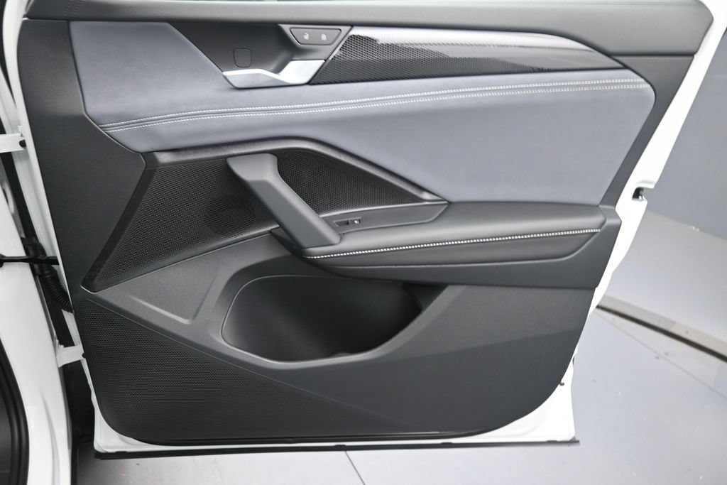 New 2026 Volkswagen Tiguan SE FWD image 31