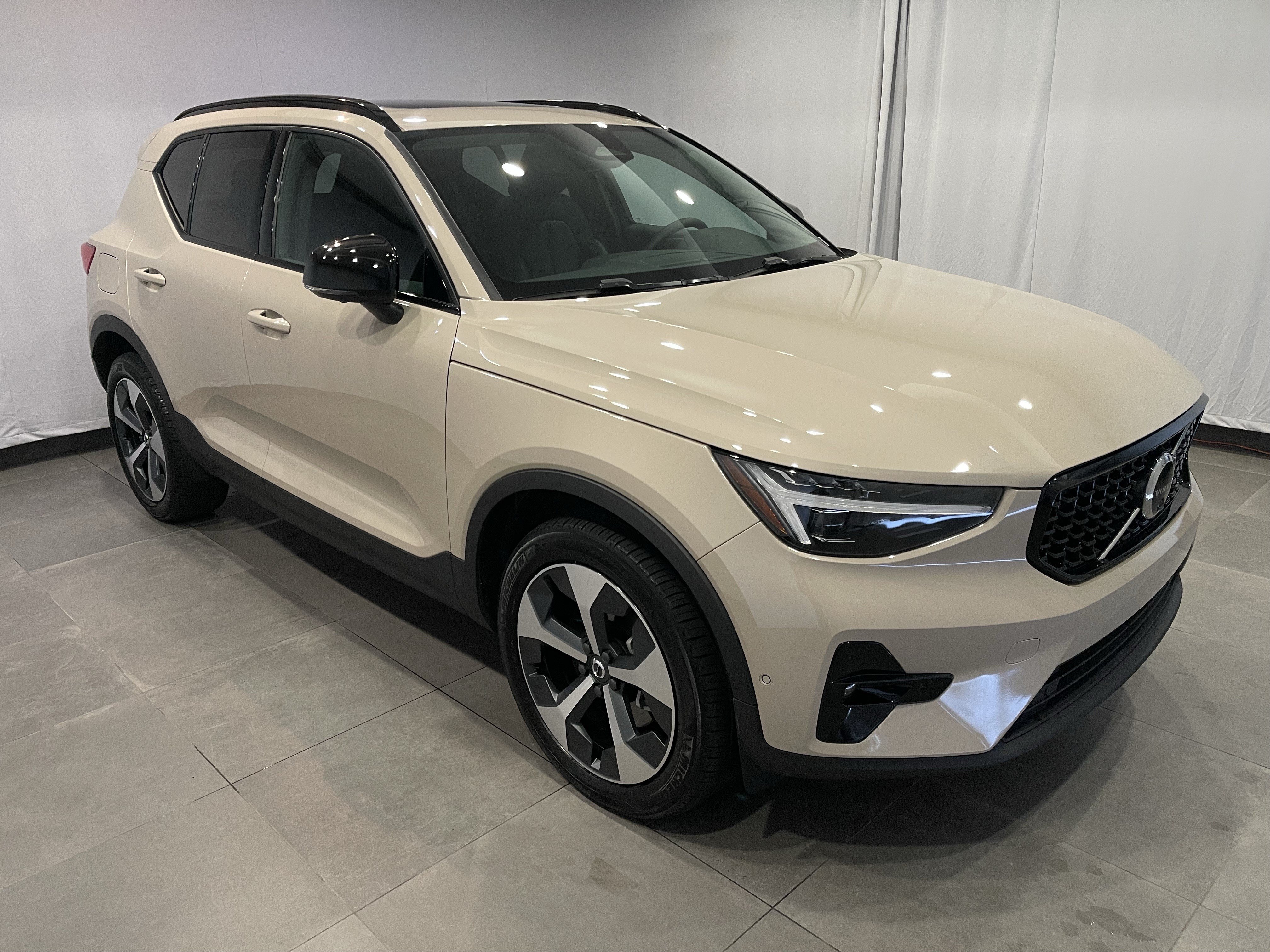 Used 2025 Volvo XC40 B5 Plus w/ Climate Package AWD/4WD image 3