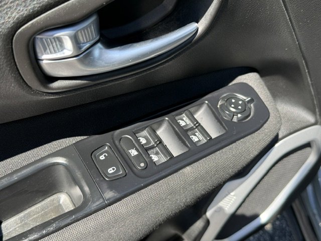 Used 2018 Jeep Renegade Latitude w/ Popular Equipment Group image 11