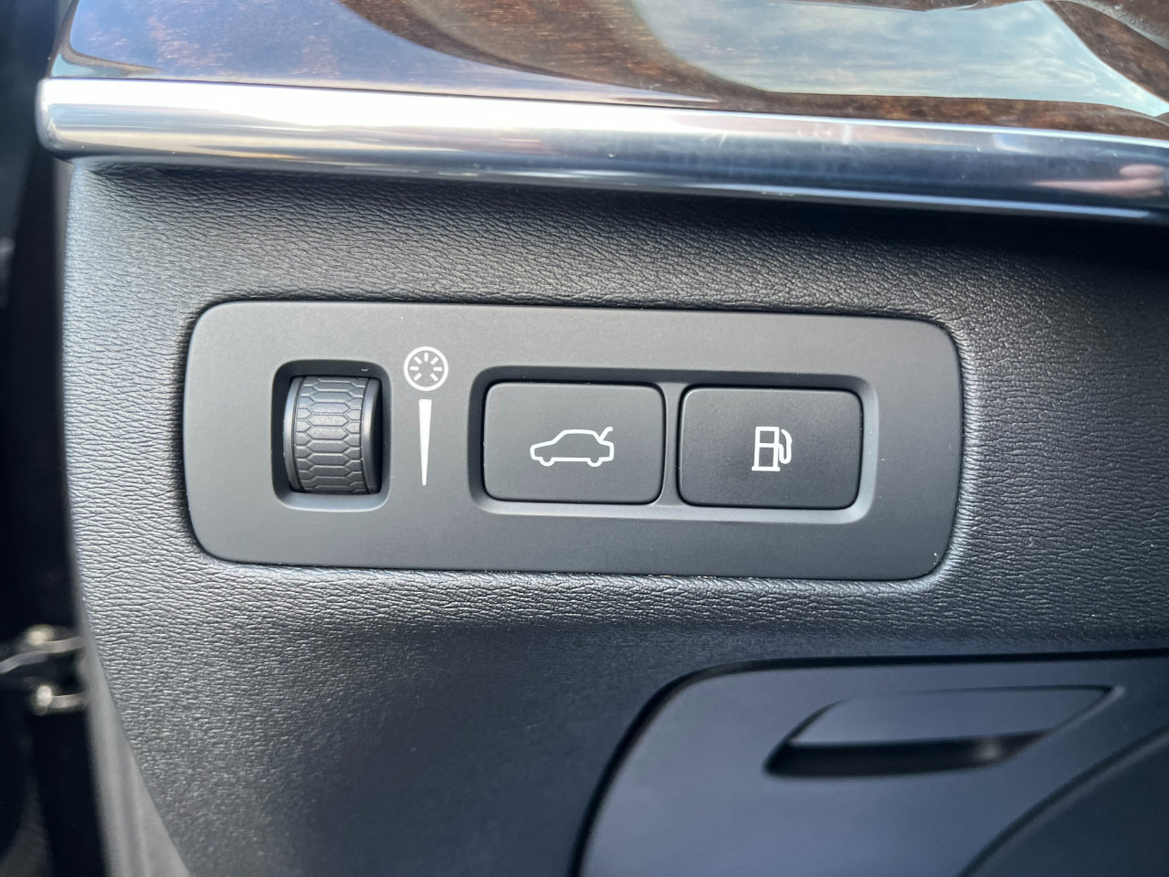 Used 2016 Volvo XC90 T8 Momentum image 28