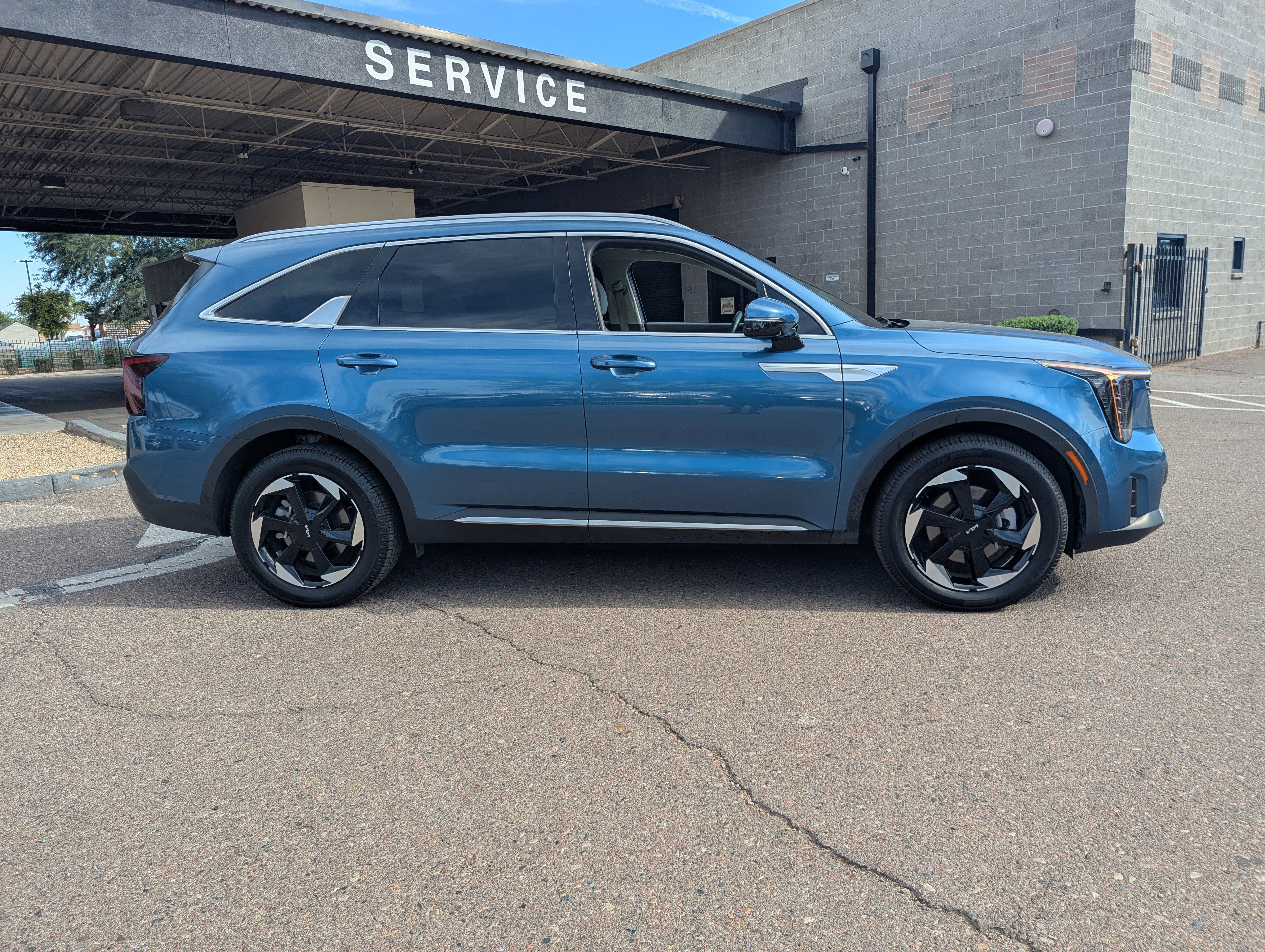 Certified 2025 Kia Sorento EX image 2