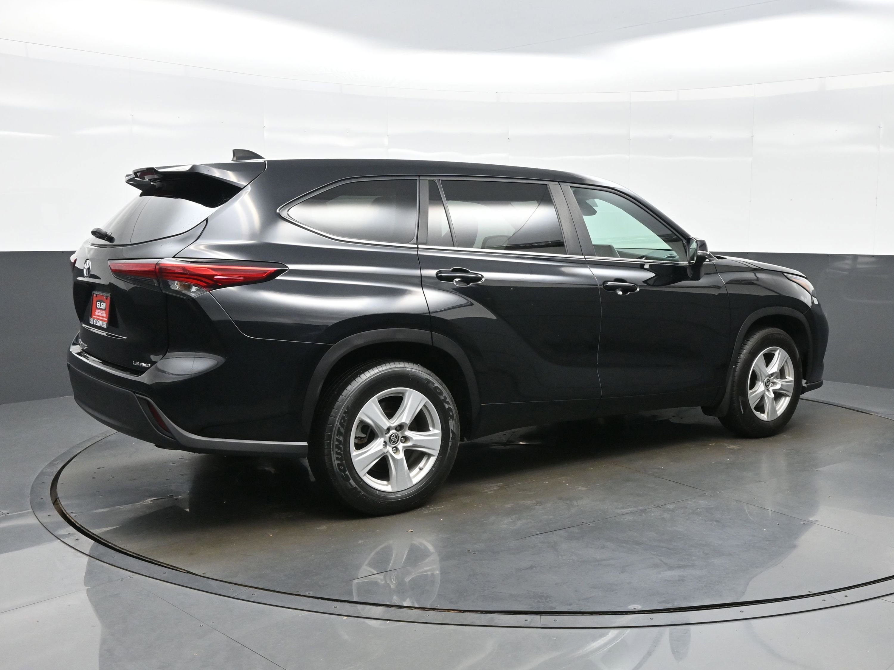 Used 2023 Toyota Highlander LE AWD/4WD image 6