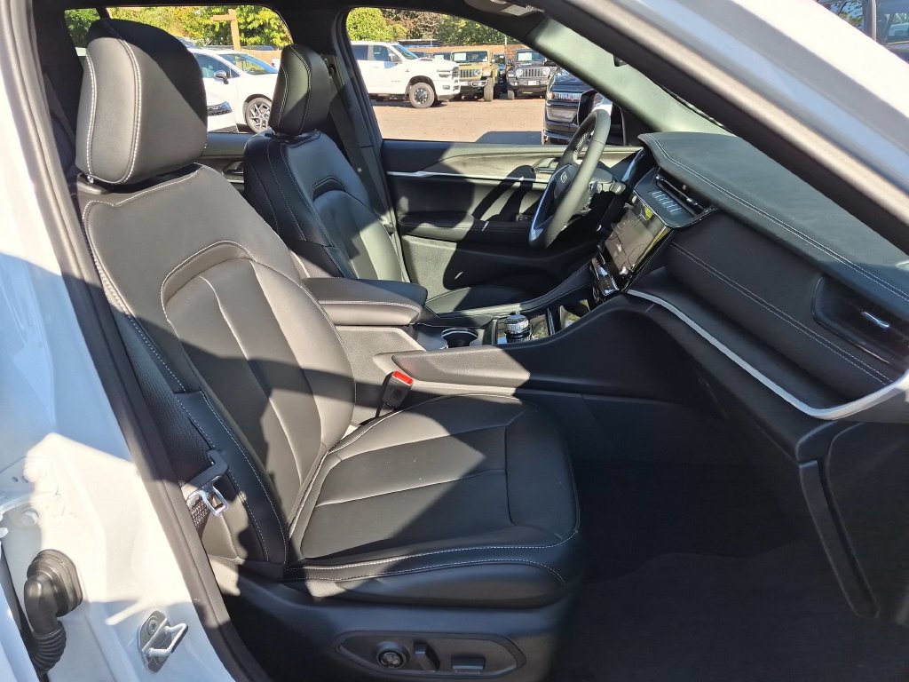 New 2026 Jeep Grand Cherokee Limited w/ Limited Altitude Package AWD/4WD image 16