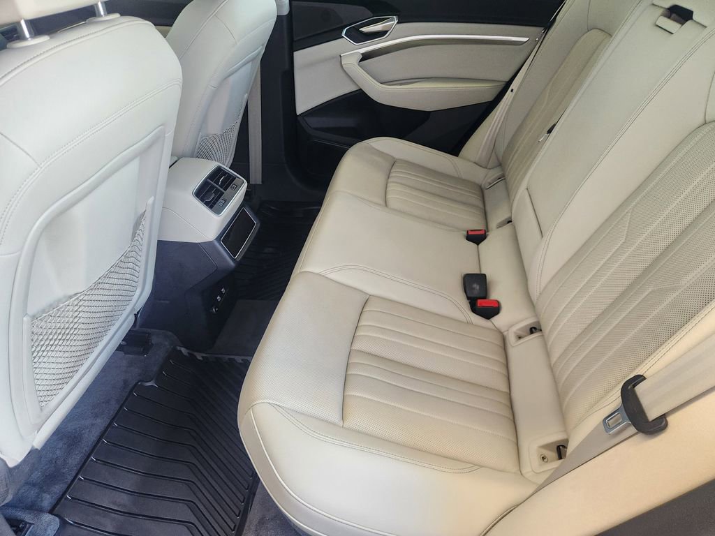 Used 2021 Audi e-tron Premium Plus w/ Premium Plus Package image 31