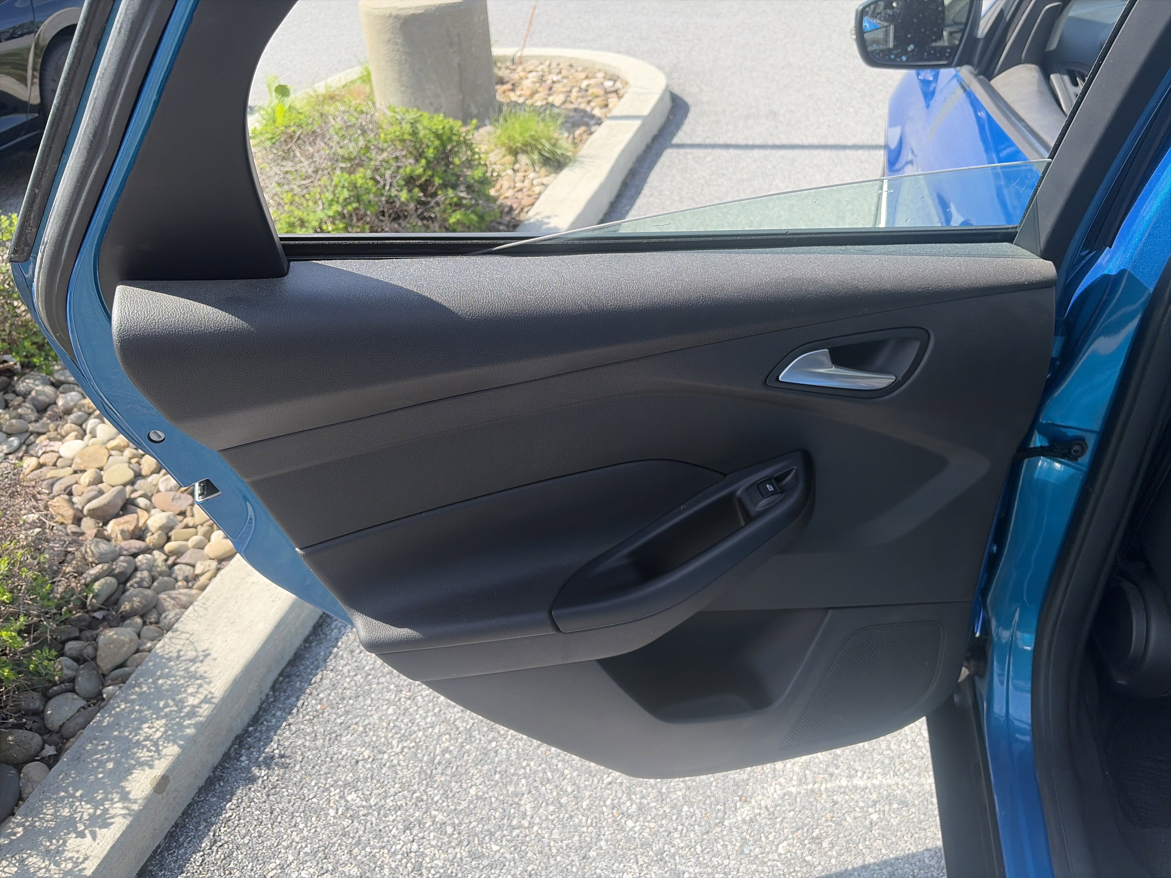 Used 2016 Ford Focus SE w/ SE Cold Weather Package FWD image 19