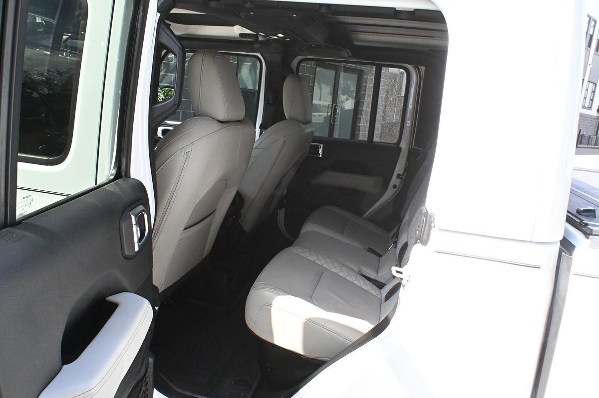 Used 2023 Jeep Gladiator Overland AWD/4WD image 9