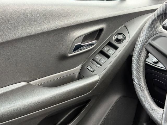 Used 2021 Chevrolet Trax LS image 17