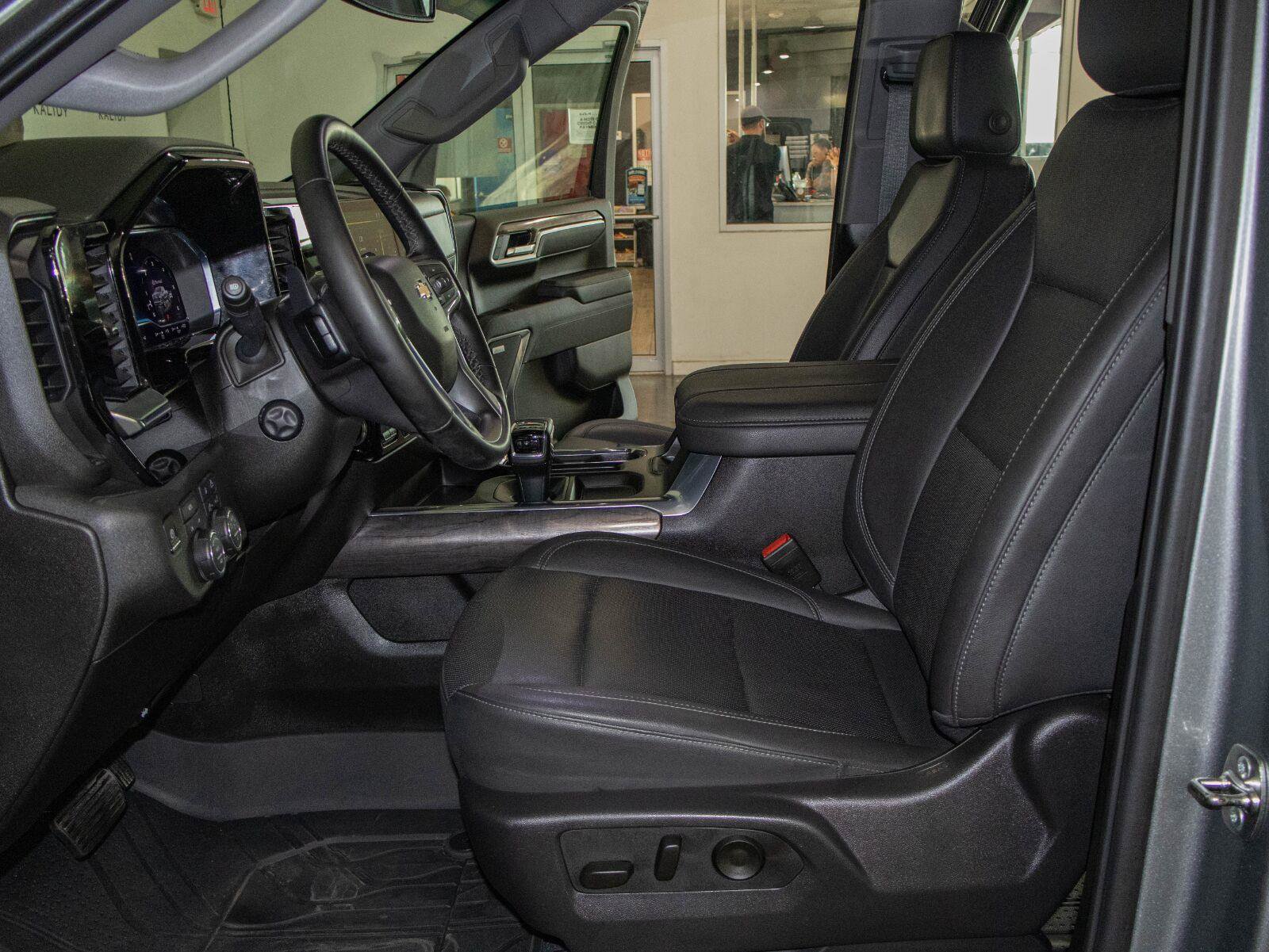Used 2025 Chevrolet Silverado 1500 LTZ w/ LTZ Convenience Package II AWD/4WD image 7