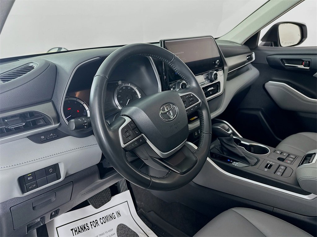Used 2023 Toyota Highlander XLE image 12
