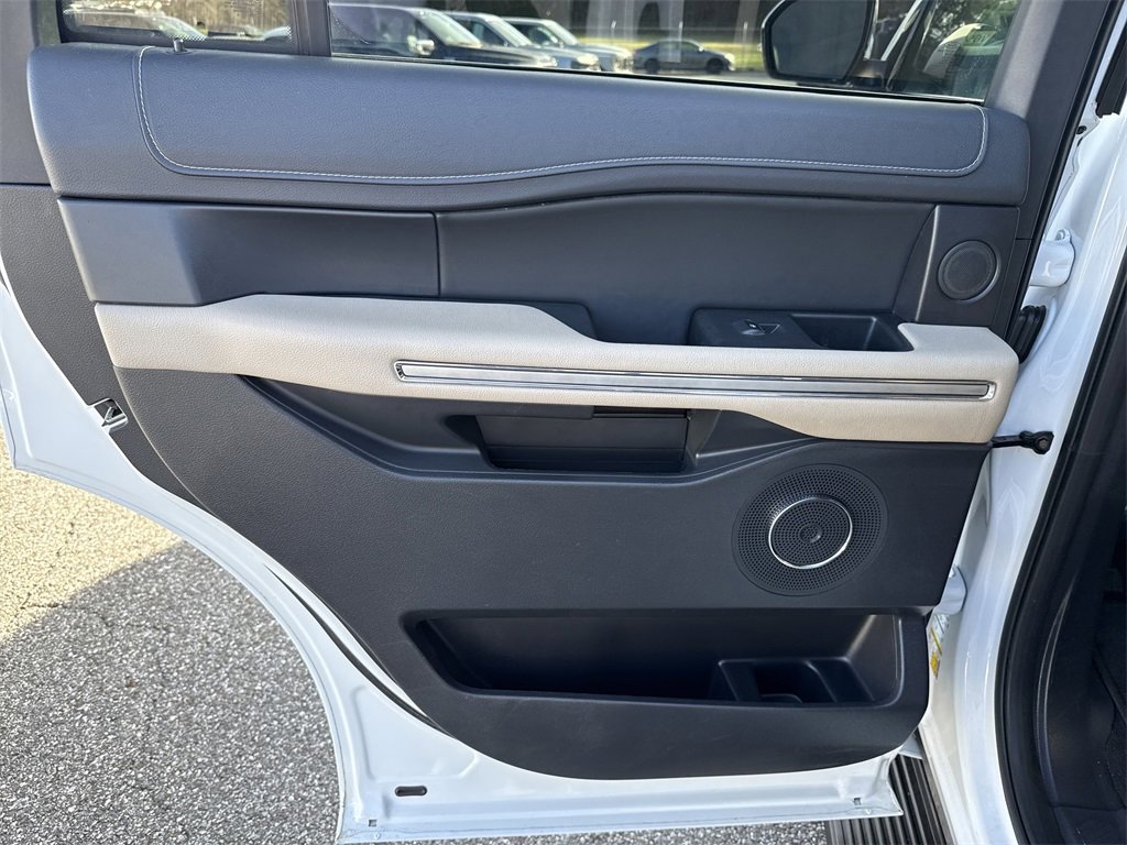 Used 2024 Ford Expedition Limited image 23