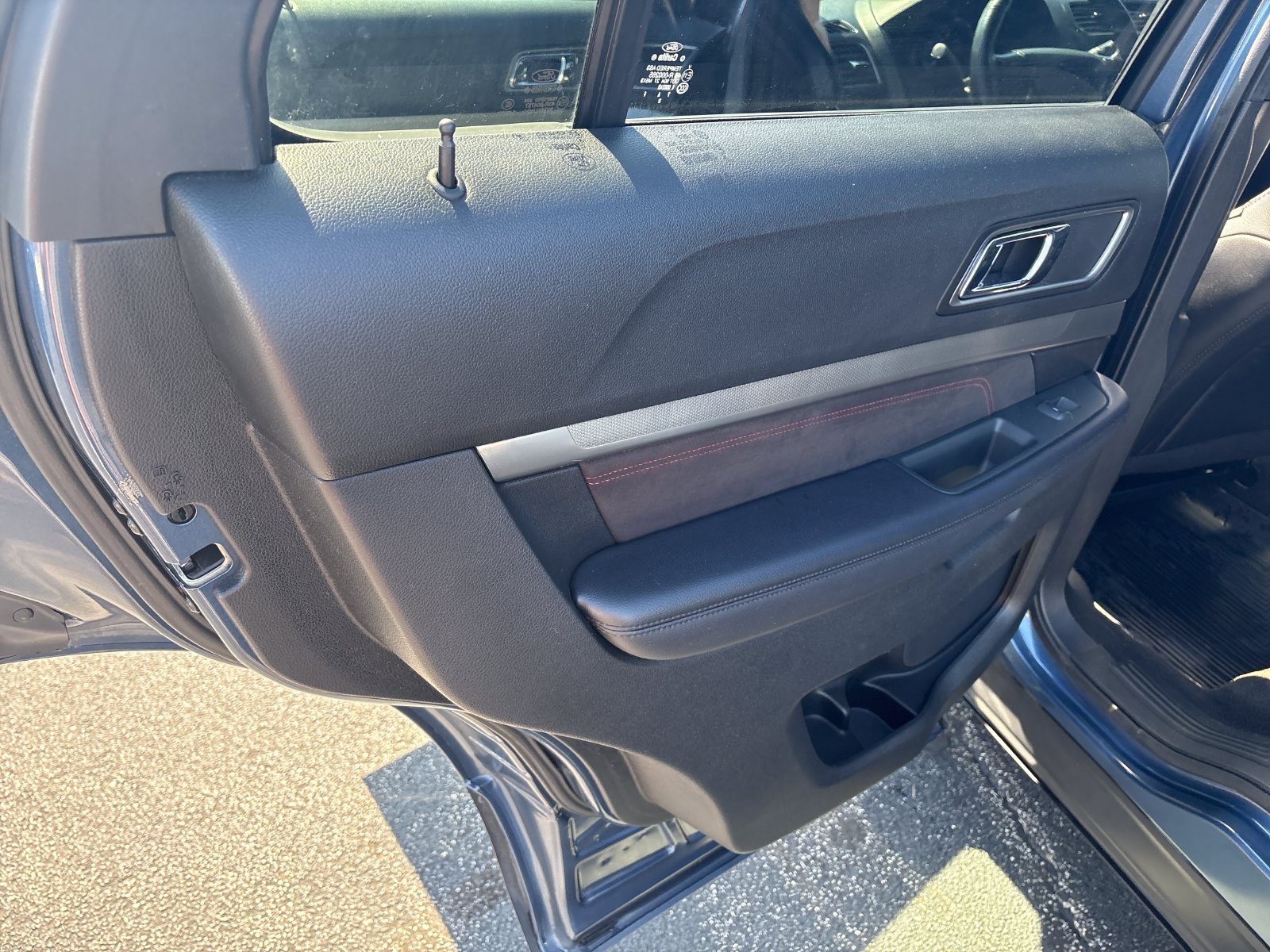 Used 2018 Ford Explorer XLT w/ Equipment Group 202A AWD/4WD image 15