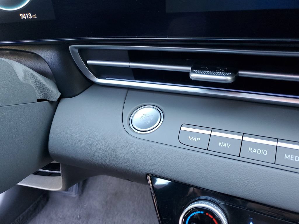 Used 2025 Hyundai Elantra SEL FWD image 26