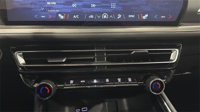 Used 2025 Chevrolet Traverse LT image 16