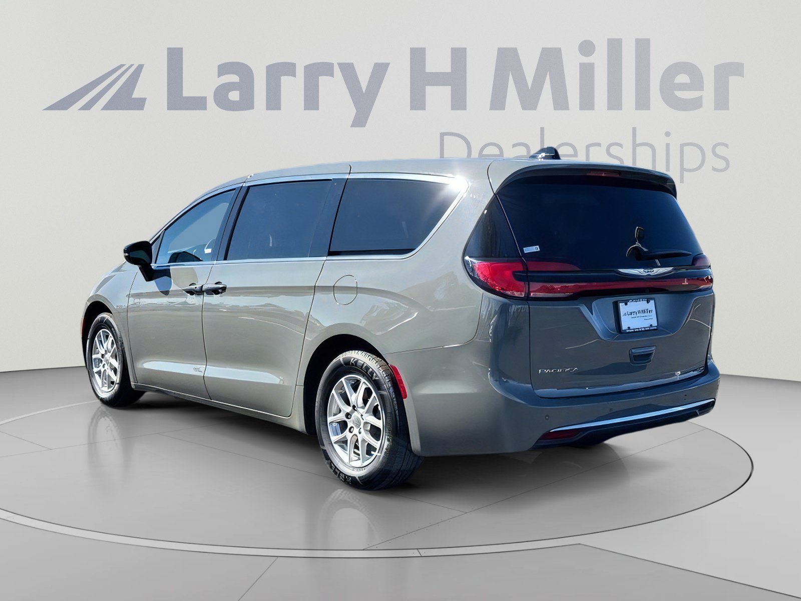 Used 2025 Chrysler Pacifica Select FWD image 4