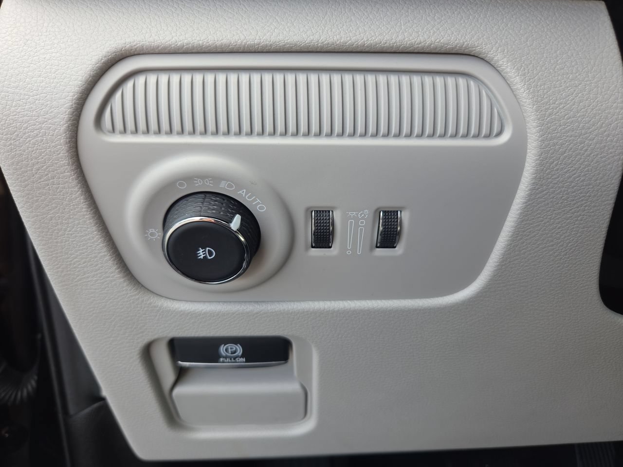 Used 2025 Jeep Wagoneer 4WD image 32