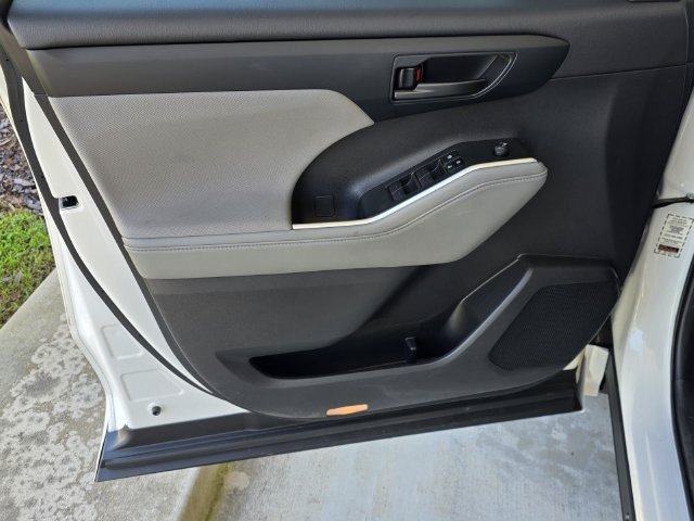 Used 2023 Toyota Highlander LE AWD/4WD image 38
