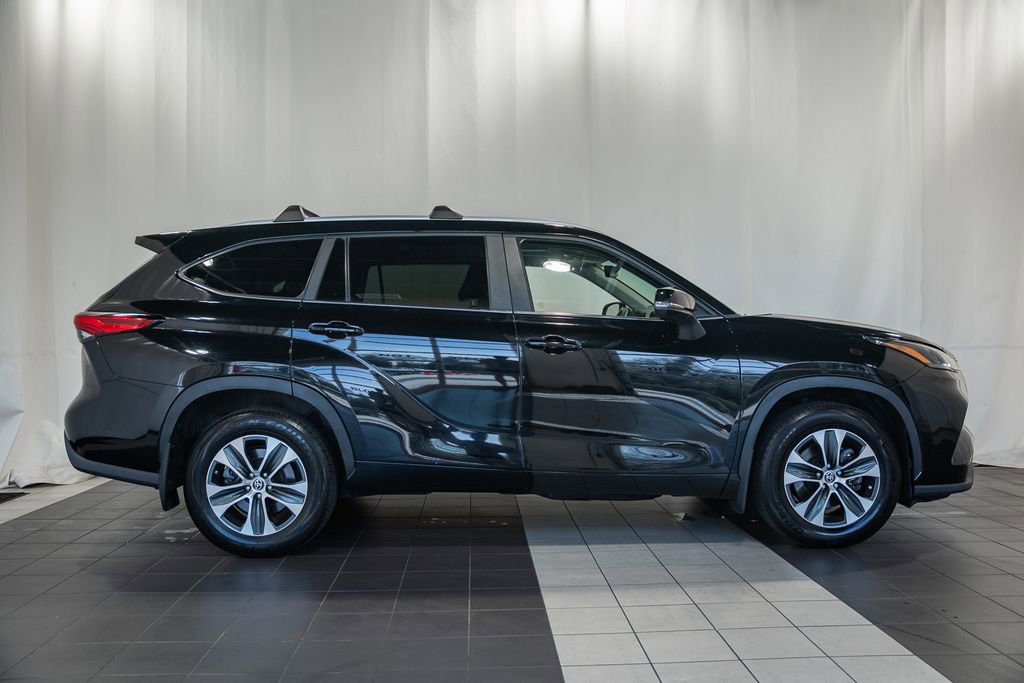 Used 2023 Toyota Highlander XLE image 3