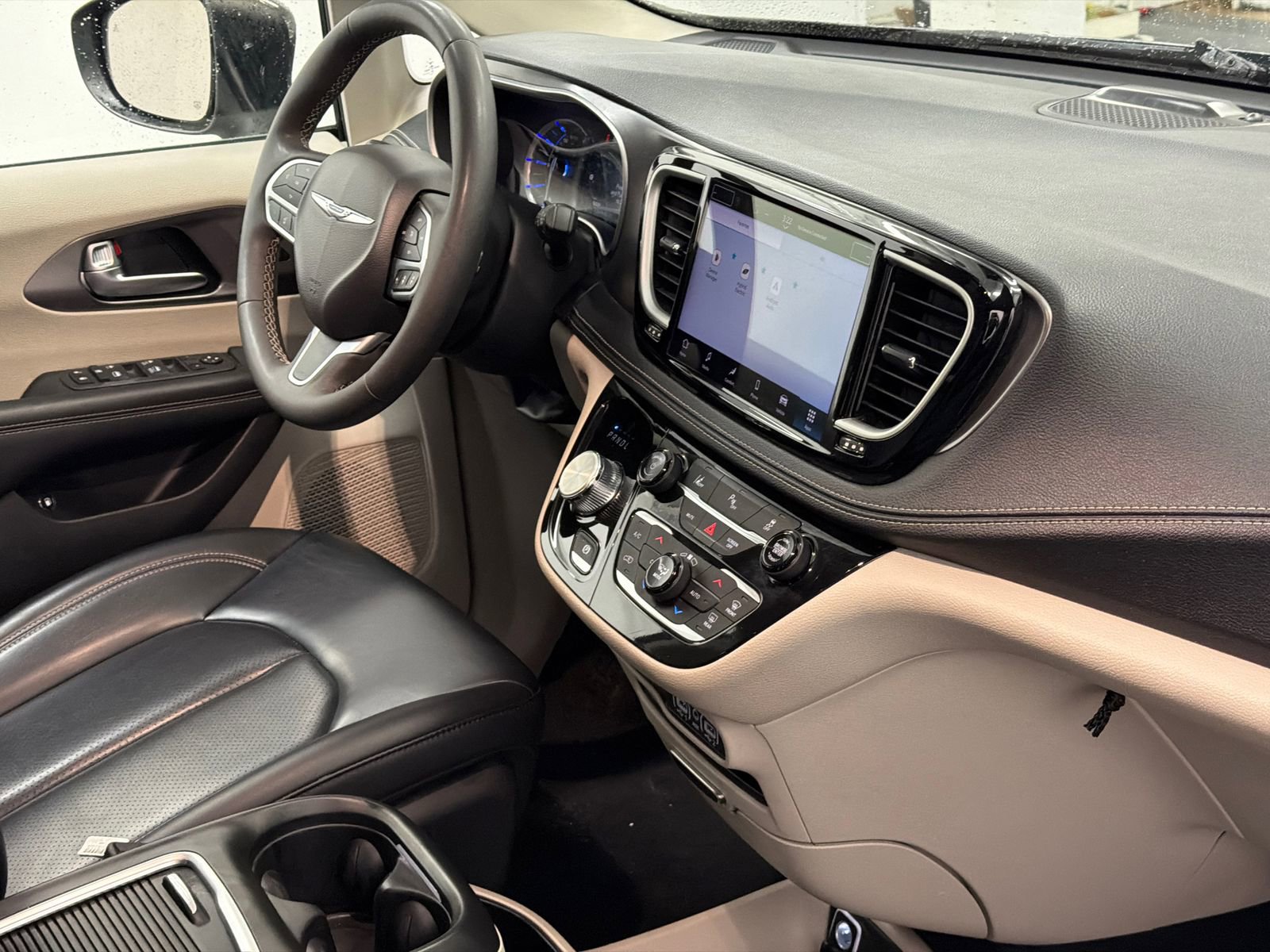 Used 2023 Chrysler Pacifica Touring-L FWD image 10