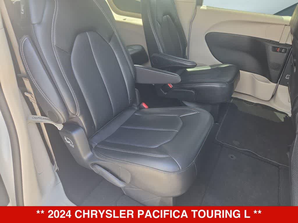 Used 2024 Chrysler Pacifica Touring-L FWD image 19