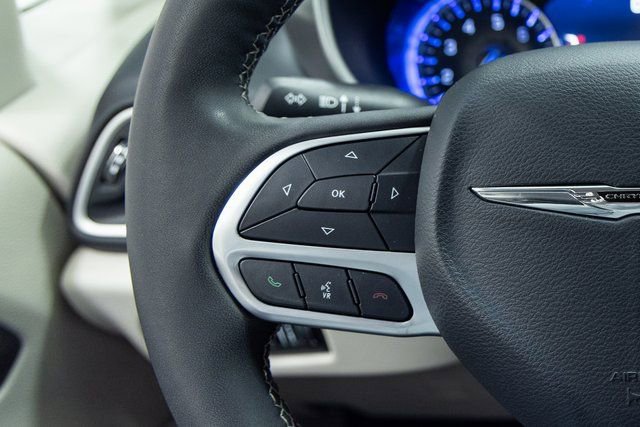 Used 2024 Chrysler Pacifica Touring-L image 14