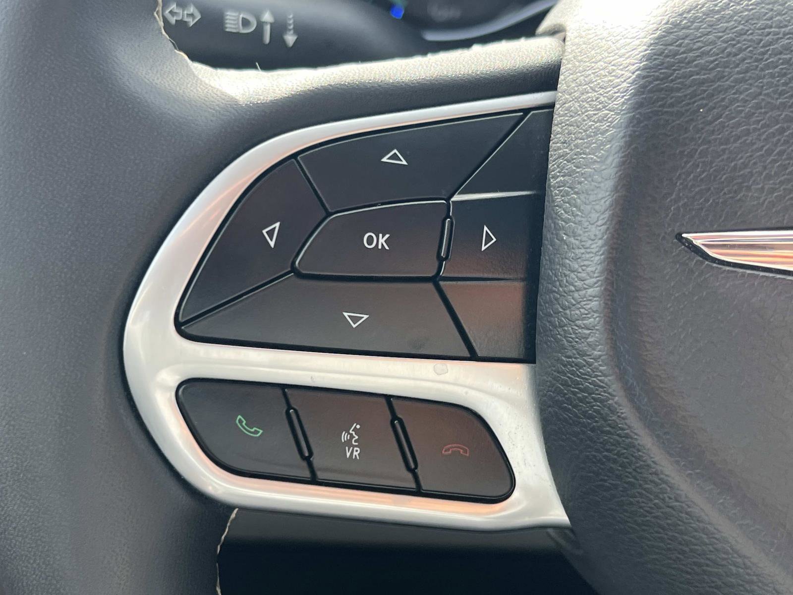 Used 2022 Chrysler Pacifica Limited w/ Uconnect Theater Family Group image 9