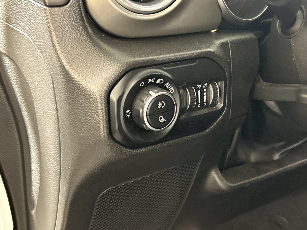 Used 2022 Jeep Gladiator Overland AWD/4WD image 12
