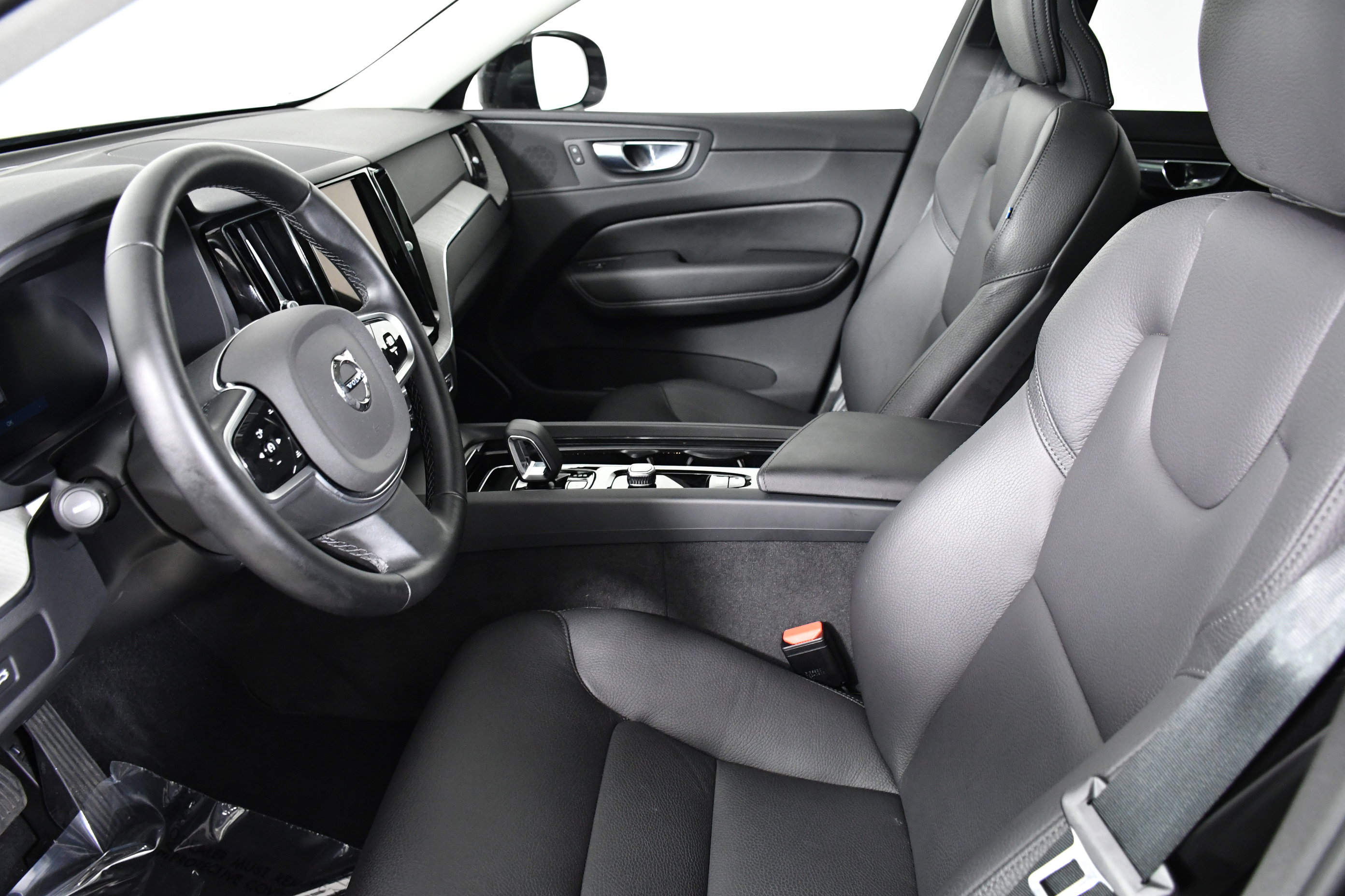 Used 2025 Volvo XC60 B5 Plus image 19