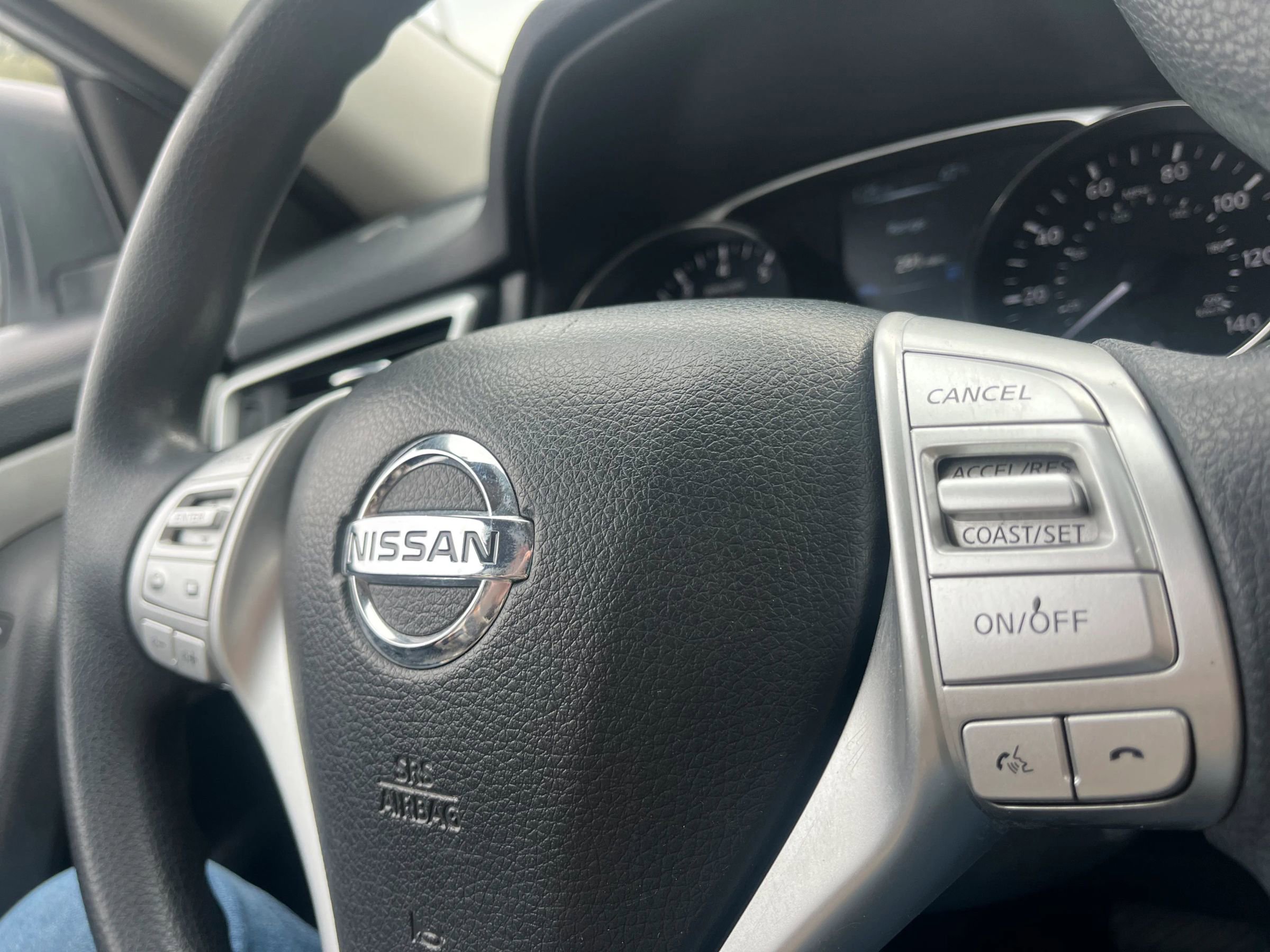 Used 2015 Nissan Rogue SV image 16