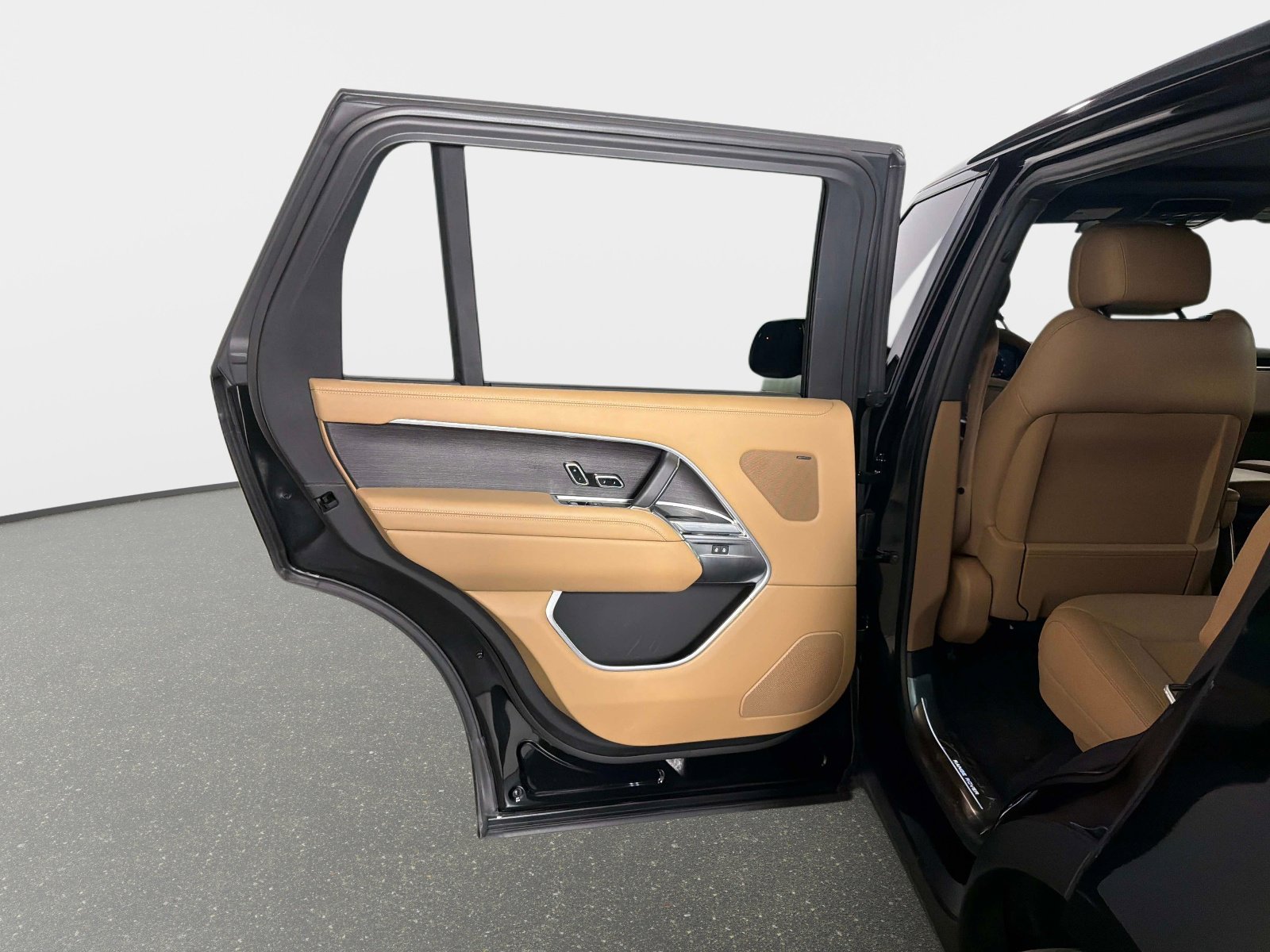 Used 2025 Land Rover Range Rover Long Wheelbase SE image 30