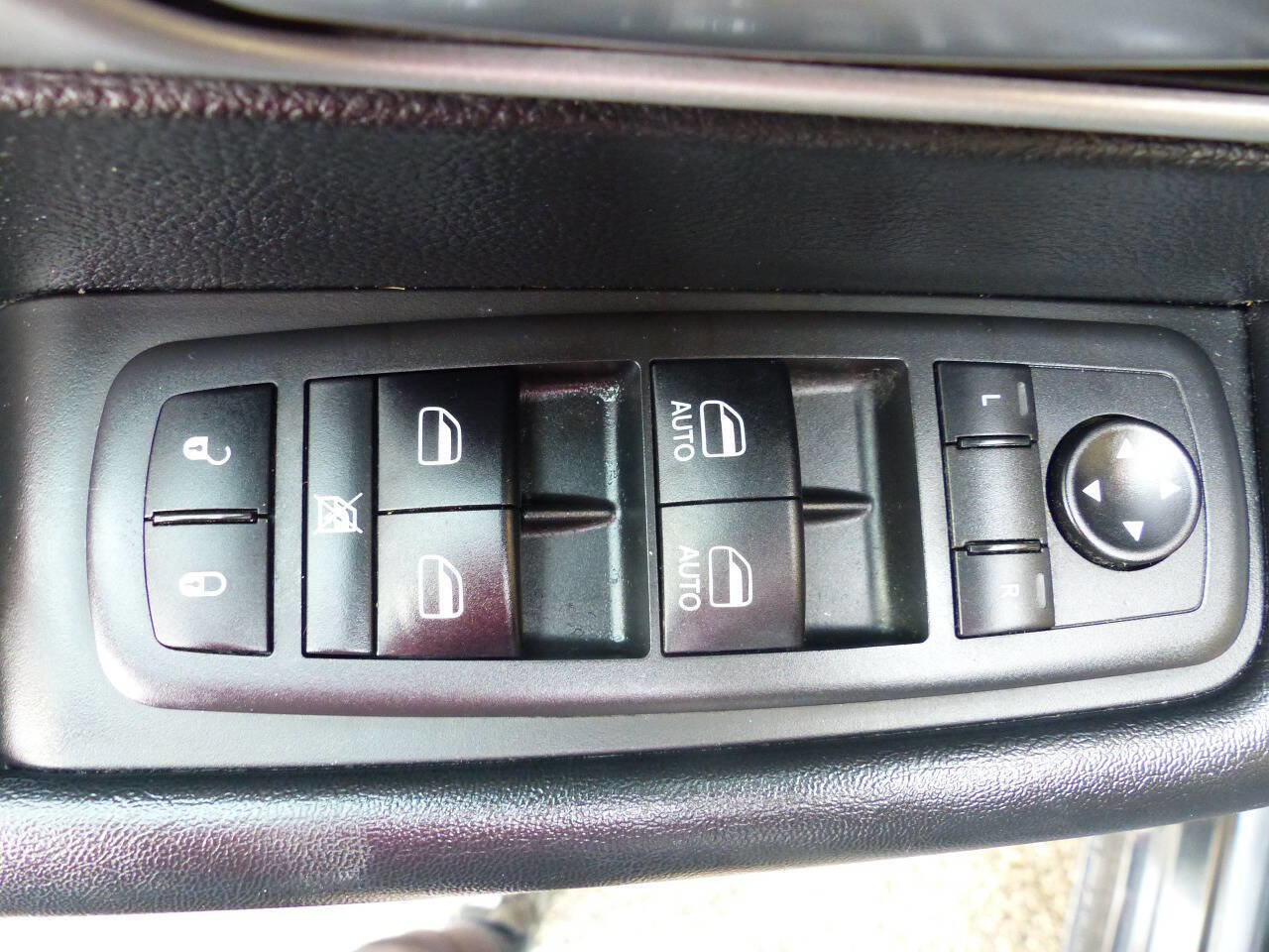 Used 2021 Chrysler Pacifica Touring w/ Uconnect Theater Family Group image 19