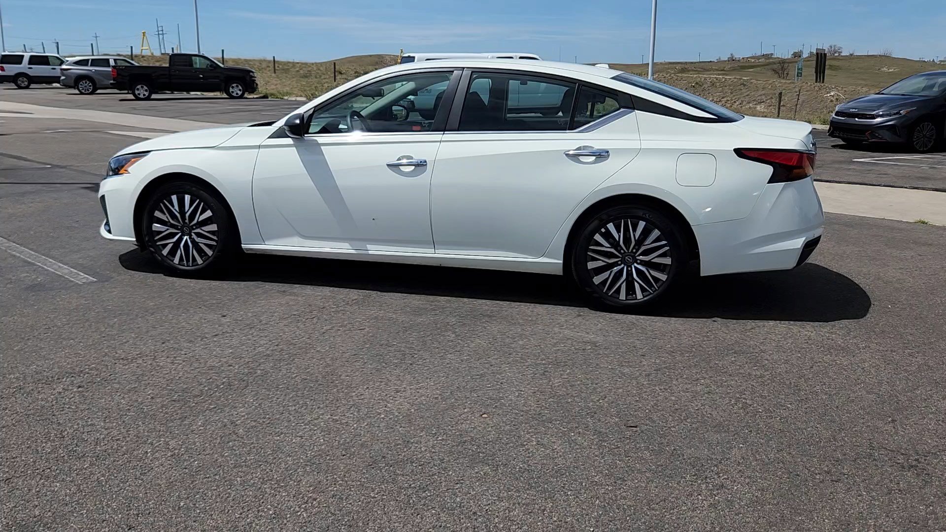 Used 2025 Nissan Altima 2.5 SV FWD image 2