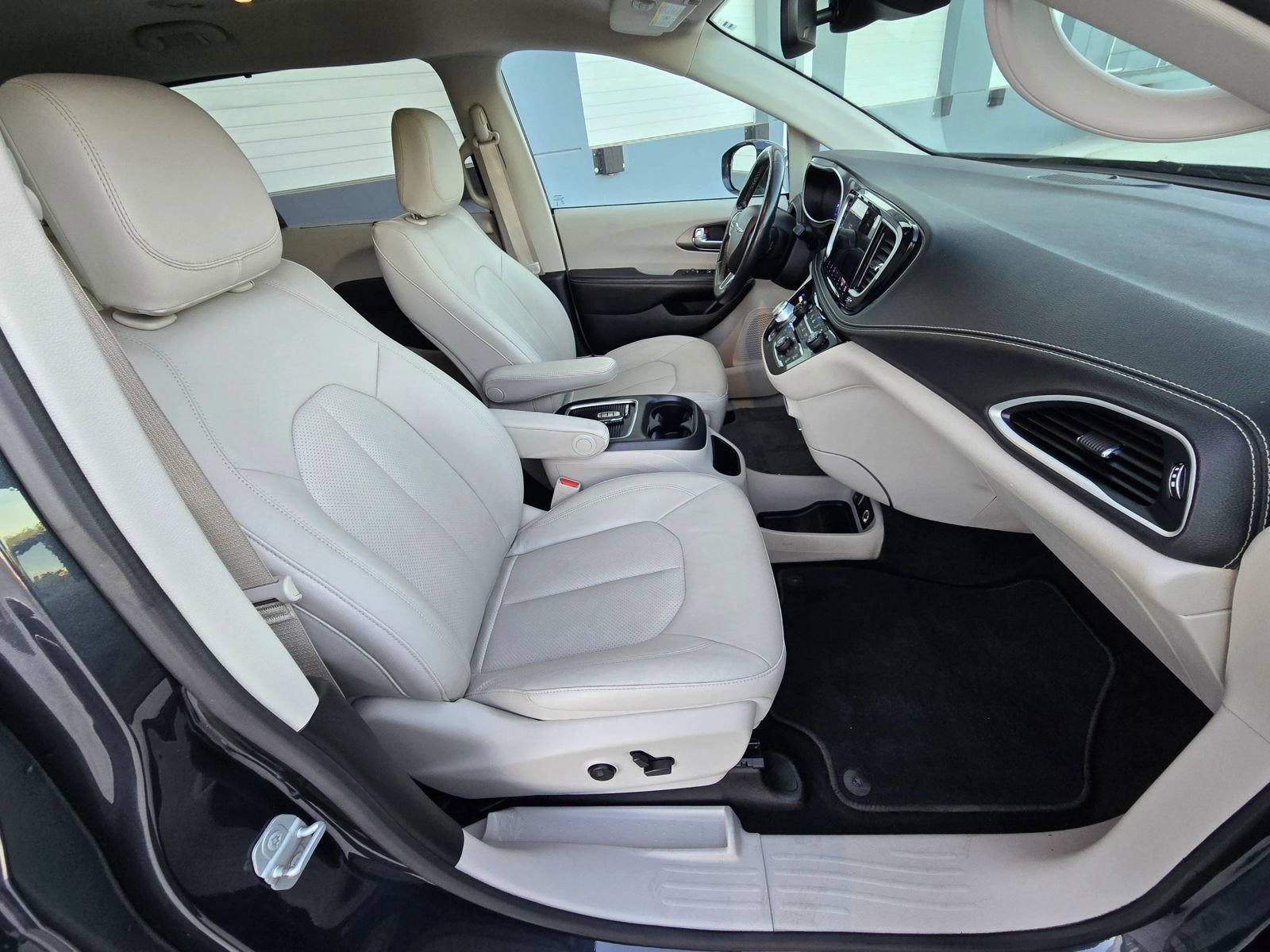 Used 2021 Chrysler Pacifica Touring-L w/ Premium & Safety Sphere Group AWD/4WD image 24