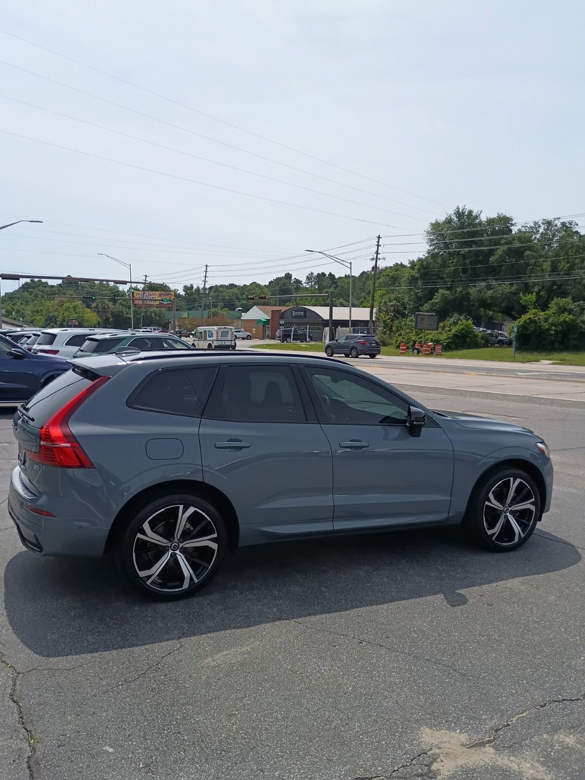 Used 2023 Volvo XC60 B5 Ultimate w/ Climate Package FWD image 6