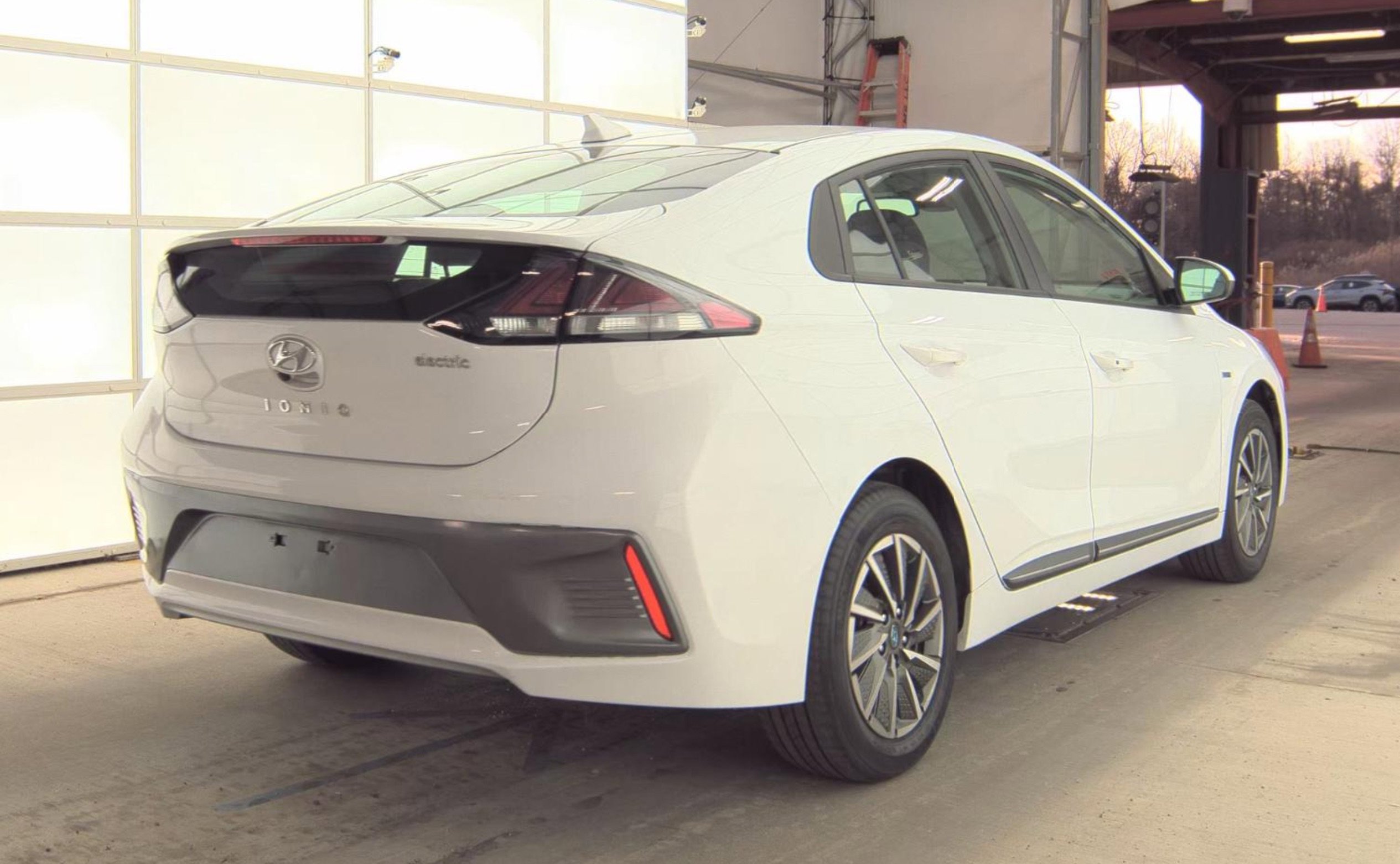 Used 2020 Hyundai Ioniq SE image 4