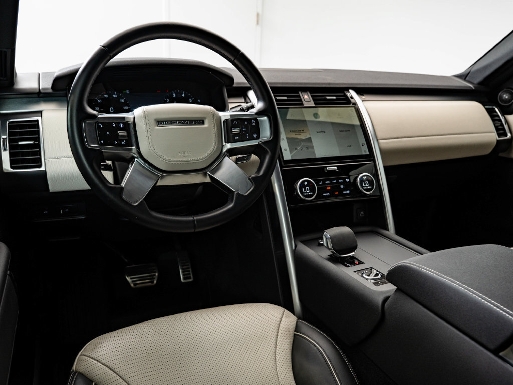 Used 2024 Land Rover Discovery Dynamic SE AWD/4WD image 4