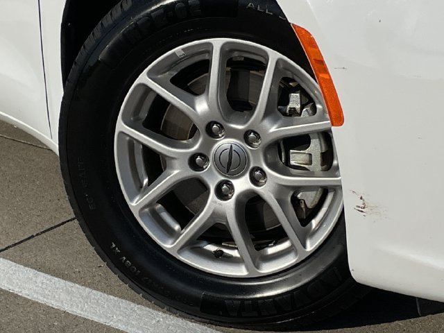 Used 2024 Chrysler Pacifica Touring-L FWD image 8